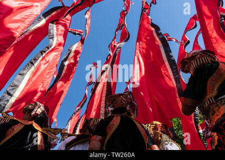 Le fanion rouge des danseurs, portant des costumes traditionnels Balinais, préparez à effectuer des danses à l'ouverture de la Bali Arts Festival 2019. Il s'agit d'un pub Banque D'Images