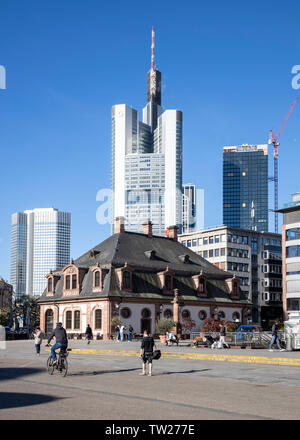 Toits de Frankfurt am Main, Allemagne, gratte-ciel en toile de fond, du quartier financier, du centre-ville, Vieille Hauptwache Banque D'Images