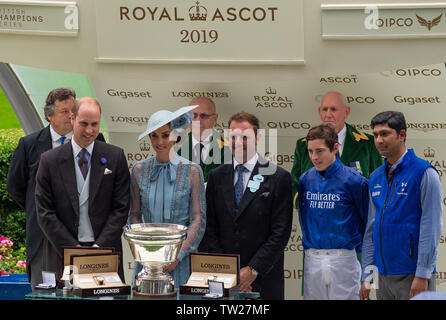 Ascot, Berkshire, Royaume-Uni. 18 Juin, 2019. Le duc et la duchesse de Cambridge présente les lauréats du King's Stand Stakes (groupe 1) (Série des champions britanniques) lors de la première journée de Royal Ascot, l''hippodrome d''Ascot. Credit : Maureen McLean/Alamy Live News Banque D'Images