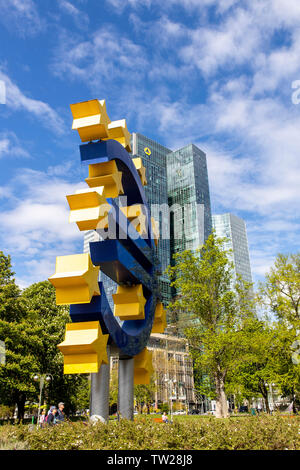 Toits de Francfort, des gratte-ciel sur la Taunusanlage, du quartier financier, du centre-ville, en face de la sculpture de l'euro l'Eurotower, Banque D'Images