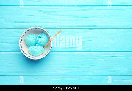 Savoureuse glace à la menthe dans un bol sur fond de bois Banque D'Images