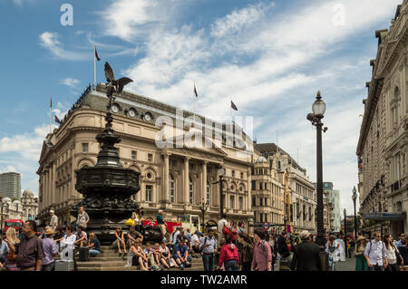 Londres - 6 juillet 2014 : Piccadilly Circus encombrée de touristes en été Banque D'Images