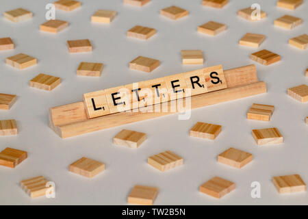 Jeu de mots Scrabble carreaux bois l'orthographe 'Lettres' Banque D'Images