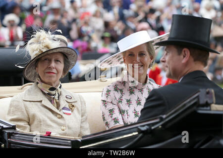 Anne, Princesse royale et de Sophie, comtesse de Wessex arrivent pour le premier jour de Royal Ascot à Ascot Racecourse dans le Berkshire, en Angleterre. 18 juin 2019. Crédit : Trevor Adams/Matrix/MediaPunch ***AUCUNE UK*** REF : 192207 MTX Banque D'Images