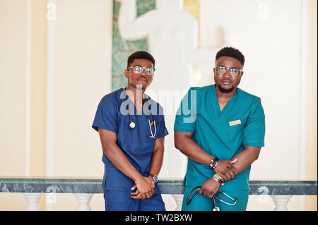 Deux hommes africains professionnels médecin à l'hôpital. Soins médicaux et d'affaires médecin service de l'Afrique. Banque D'Images