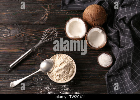 La farine de noix de coco dans un bol en céramique sur table en bois Banque D'Images
