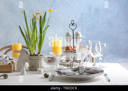 Belle table de Pâques mise en lumière prix Banque D'Images