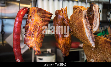 Magasin d'alimentation local traditionnel chinois à Hong Kong, Chine. La viande de porc et de canard rôti. Restaurant barbecue Asie Banque D'Images