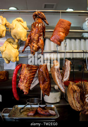 Magasin d'alimentation local traditionnel chinois à Hong Kong, Chine. La viande de porc et de canard rôti. Restaurant barbecue Asie Banque D'Images