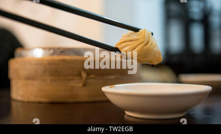 Boulette de trempage dans la sauce de soja dans un restaurant asiatique. Manger les aliments chinois traditionnel servi dans dim sum à Taiwan. Préparé sous forme de petites bouchées Banque D'Images