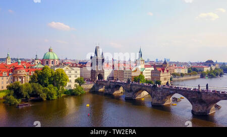 Image aérienne de Prague, République tchèque, sur une belle journée d'été sur la ville, y compris le pont Charles et d'un district municipal de Prague Banque D'Images