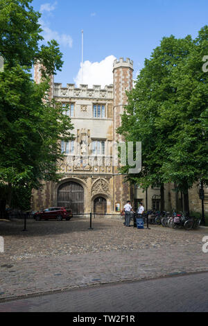 La porte principale de Trinity College de Cambridge 2019 rue St Johns Banque D'Images