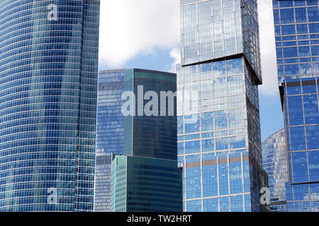 Grande ville historique de jour d'immeubles de bureaux, des gratte-ciel dans des tons bleus, megapolis cityscape Banque D'Images