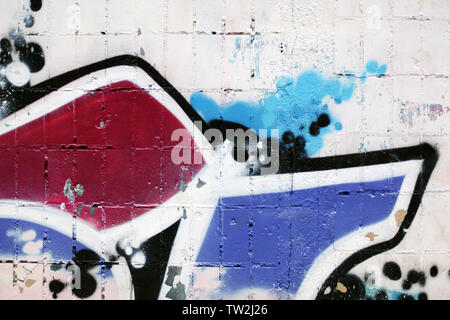 Résumé contexte urbain, avec le fragment de mur miteux de graffitis colorés Banque D'Images