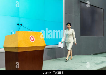 Hong Kong Chef de la carrie Lam arrive à parler lors d'une conférence de presse au siège du gouvernement de Hong Kong. Carrie Lam a présenté ses excuses pour les troubles politiques suscitées par un projet de loi soutenu par Pékin qui aurait permis à l'extradition vers la Chine continentale. Banque D'Images