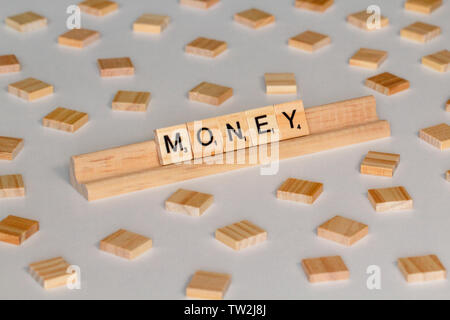 Jeu de mots Scrabble carreaux bois 'argent' orthographe Banque D'Images