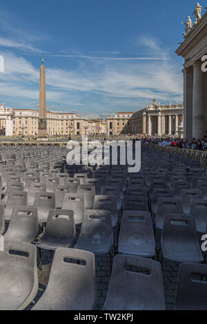 Des chaises disposées à St Peters Square, Rome prête pour la masse Banque D'Images