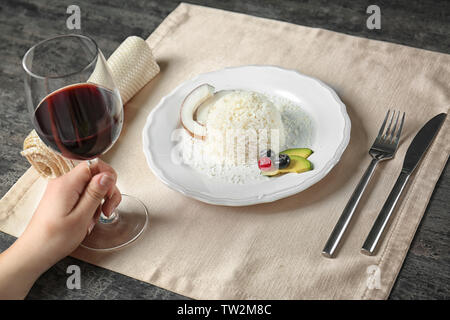 Plaque avec de délicieux riz coco savoureux sur la table Banque D'Images