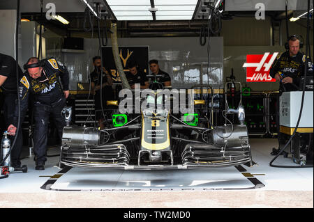 Monte Carlo / Monaco - 25/02/2019 - # 8 Romain Grosjean's Haas VF 19 dans le garage avant le début de la pratique libre en avant de la Monaco GP 2019 Banque D'Images