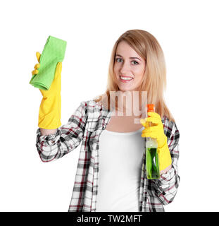 Happy young woman with rag et spray pour le nettoyage de fenêtre sur fond blanc Banque D'Images