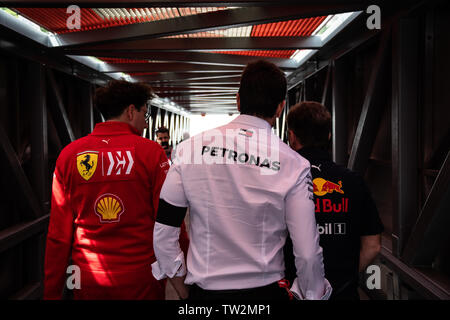 Monte Carlo / Monaco 25/05/2019 - F1's top brass - Mattia Binotto (Ferrari), Toto Wolff (Mercedes), Christian Horner (Red Bull) en direction de la fosse bien positionné en couverture Banque D'Images