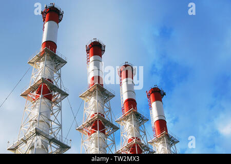 Les tuyaux de l'usine blanc et rouge dans un bleu ciel nuageux, Close up Banque D'Images