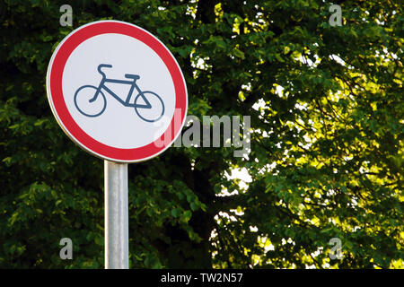 Panneau routier interdisant à vélo dans le parc à l'arrière-plan de l'arbre vert Banque D'Images
