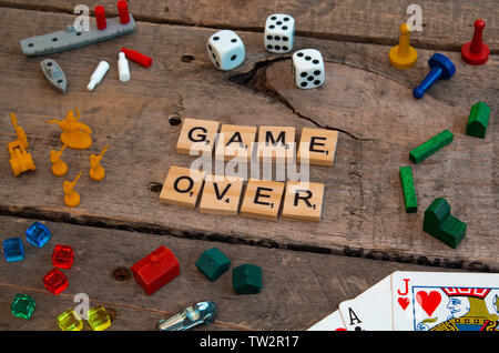 "Game Over" fait de lettres de Scrabble, Risk, Battleship pièces, monopole, colon de Catane et d'autres pièces de jeu Banque D'Images