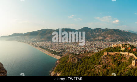 Panorama de la vieille ville avec vue sur la plage. Vue de la ville de villégiature. Alanya est une destination touristique populaire en Turquie. Panorama en haute résolution Banque D'Images