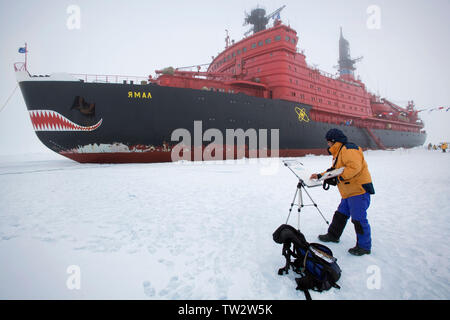 L'artiste canadien David McEown peintures aquarelle de brise-glace nucléaire russe à Yamal, Pôle Nord. Banque D'Images