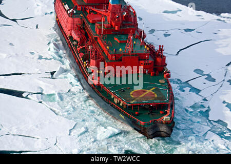 Classe Arktika icebreaker Yamal, nucléaire, affrété par Quark Expeditions pour voyage au pôle Nord. Vue aérienne du navire dans la glace de mer. Banque D'Images