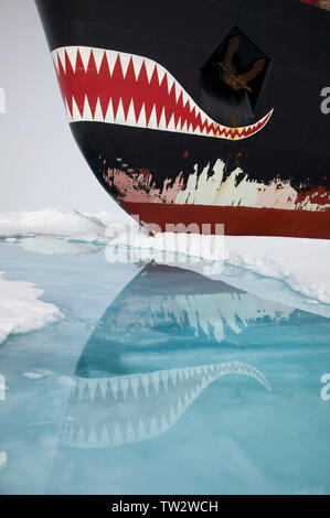 Brise-glace nucléaire russe à Yamal, Pôle Nord, par des réflexions de dents de requin distinctif sur la proue. Banque D'Images