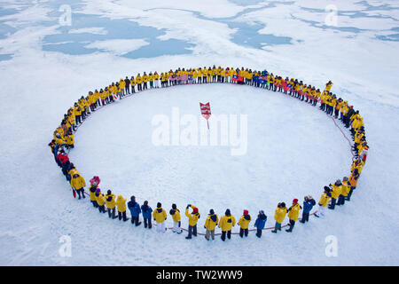 Formulaire de touristes cercle au Pôle Nord après avoir atteint 90 degrés Nord sur un brise-glace nucléaire russe de 50 ans de la victoire. Juillet 2008. Banque D'Images