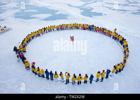 Formulaire de touristes cercle au Pôle Nord après avoir atteint 90 degrés Nord sur un brise-glace nucléaire russe de 50 ans de la victoire. Juillet 2008. Banque D'Images