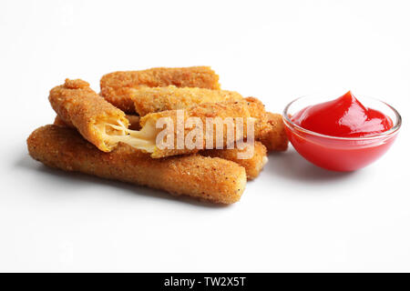 Bâtonnets de fromage frit et le bol de sauce à la tomate sur fond blanc Banque D'Images