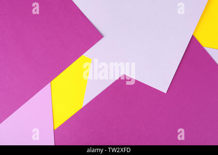 Composition avec des feuilles de papier jaune et lilas Banque D'Images