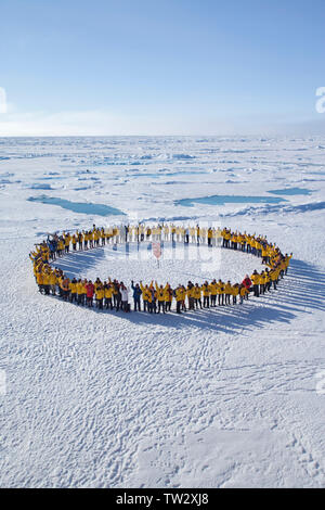 Formulaire de touristes cercle au Pôle Nord après le voyage sur un brise-glace nucléaire russe. Juillet 2008 Banque D'Images