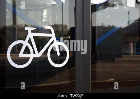 Location icône sur verre porte automatique de bus. Les transports publics équipés pour les cyclistes de commodité. Intercity Bus touristique adaptés au transport des vélos Banque D'Images
