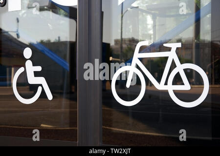 Les grands panneaux blancs de personne handicapée et location de bus en verre portes, close-up Banque D'Images