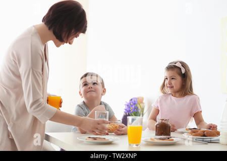 Mère et enfants le petit-déjeuner à l'accueil Banque D'Images