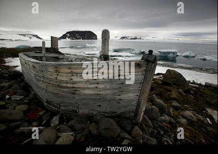 Bateau abandonné à l'ancienne station scientifique russe sur l'Île Hooker dans François-Joseph, l'Arctique russe. Banque D'Images