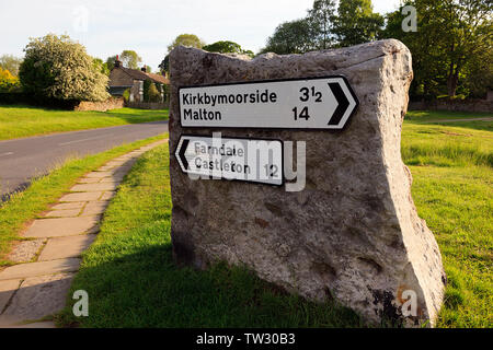 Panneaux de direction attaché à rock en Hutton-le-Hole, North Yorkshire Banque D'Images