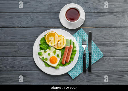 Délicieux petit-déjeuner avec les œufs sur la table Banque D'Images