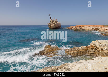 Chypre - MARS, 30, 2018 : Rusty abandonné le navire Edro III près de Paphos beach. L'épave la plus attrayante de l'île de Chypre. Jour d'été ensoleillé. Banque D'Images