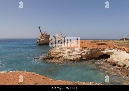 Chypre - MARS, 30, 2018 : Rusty abandonné le navire Edro III près de Paphos beach. L'épave la plus attrayante de l'île de Chypre. Jour d'été ensoleillé. Banque D'Images