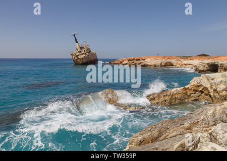 Chypre - MARS, 30, 2018 : Rusty abandonné le navire Edro III près de Paphos beach. L'épave la plus attrayante de l'île de Chypre. Jour d'été ensoleillé. Banque D'Images