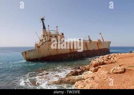 Chypre - MARS, 30, 2018 : Rusty abandonné le navire Edro III près de Paphos beach. L'épave la plus attrayante de l'île de Chypre. Jour d'été ensoleillé. Banque D'Images