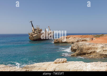 Chypre - MARS, 30, 2018 : Rusty abandonné le navire Edro III près de Paphos beach. L'épave la plus attrayante de l'île de Chypre. Jour d'été ensoleillé. Banque D'Images