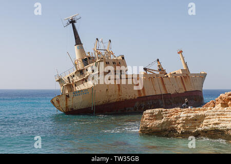 Chypre - MARS, 30, 2018 : Rusty abandonné le navire Edro III près de Paphos beach. L'épave la plus attrayante de l'île de Chypre. Jour d'été ensoleillé. Banque D'Images