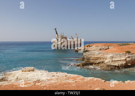 Chypre - MARS, 30, 2018 : Rusty abandonné le navire Edro III près de Paphos beach. L'épave la plus attrayante de l'île de Chypre. Jour d'été ensoleillé. Banque D'Images